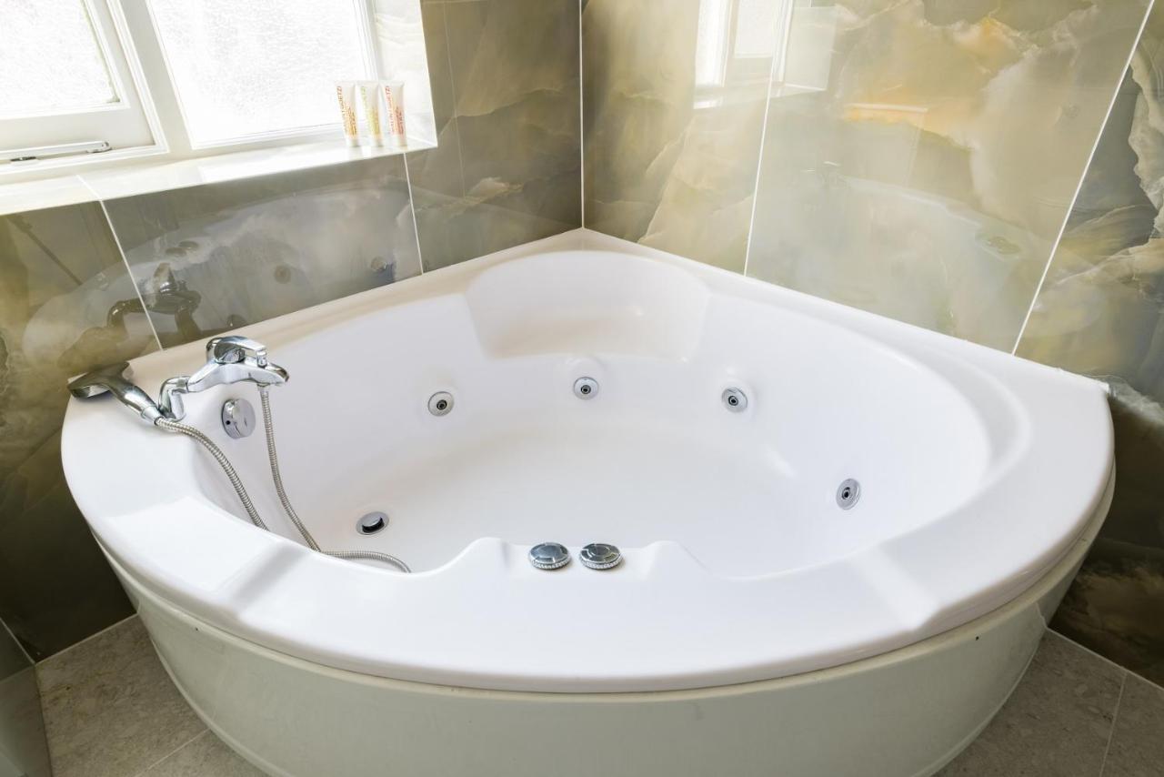 The Sussex Garden Retreat - Elegant 2Bdr Flat Appartamento Londra Esterno foto